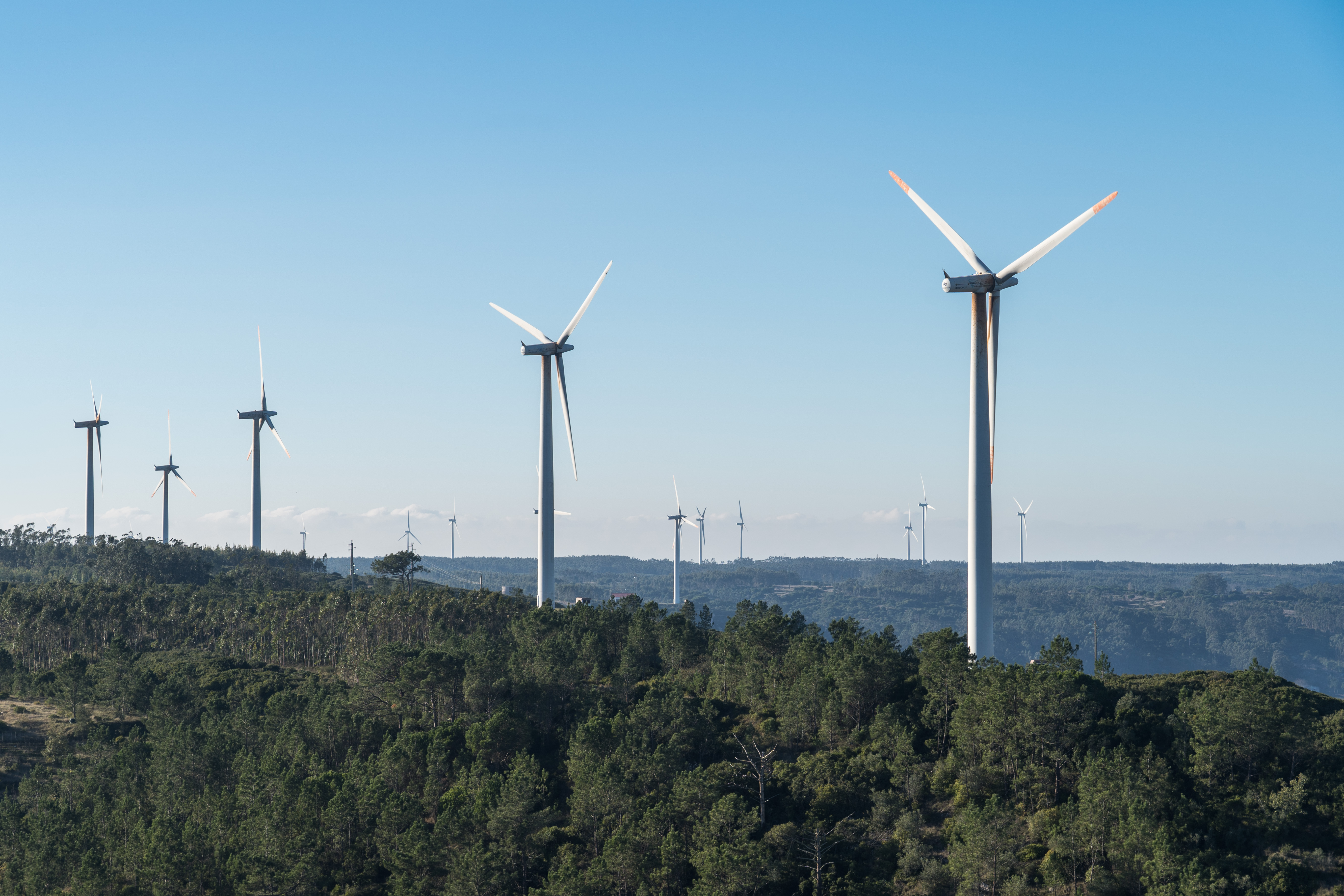 Parques eólicos vistos do Miradouro da Serra do Picoto, Portugal