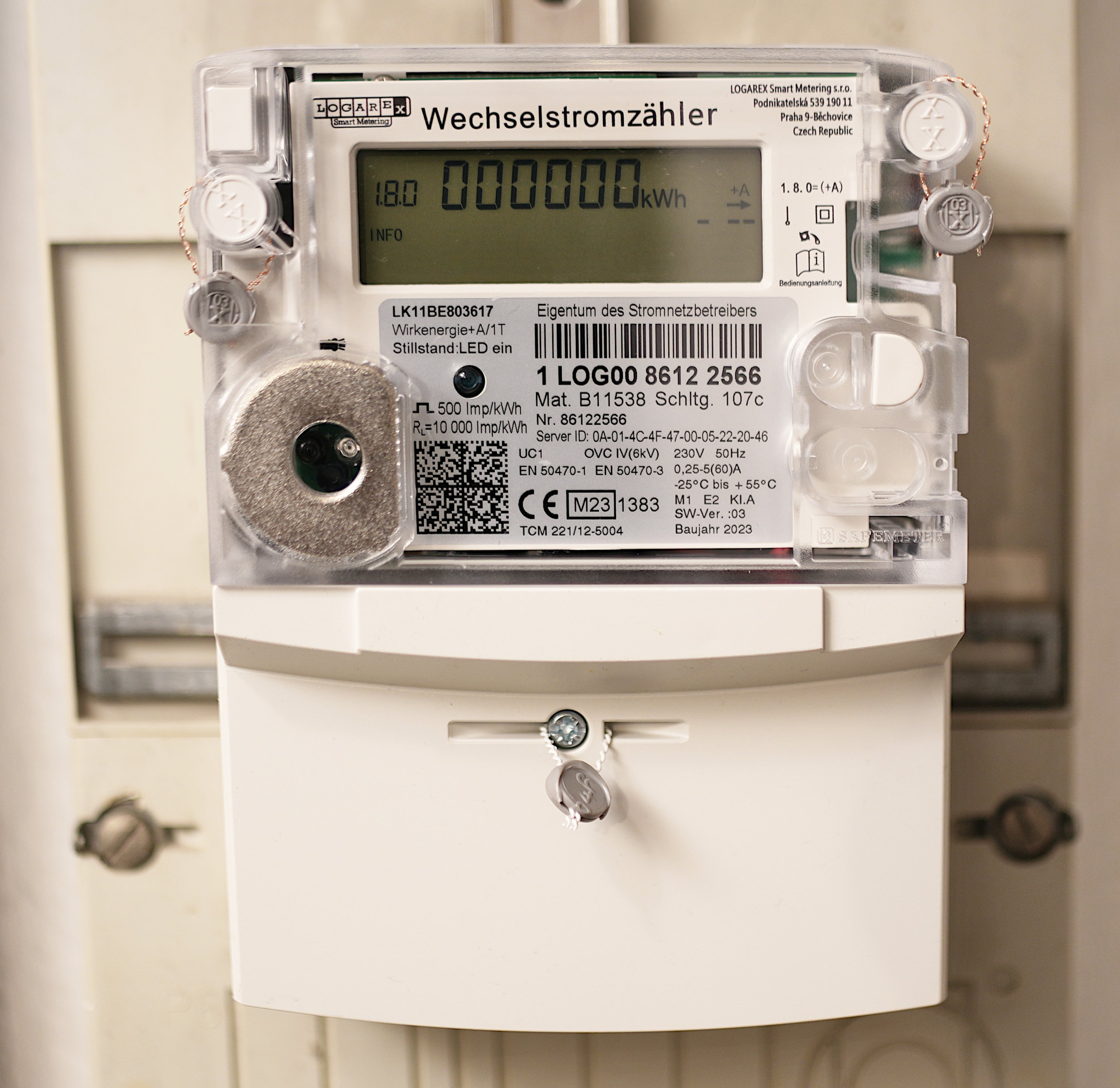 Logarex smart household electricity meter showing real-time consumption
