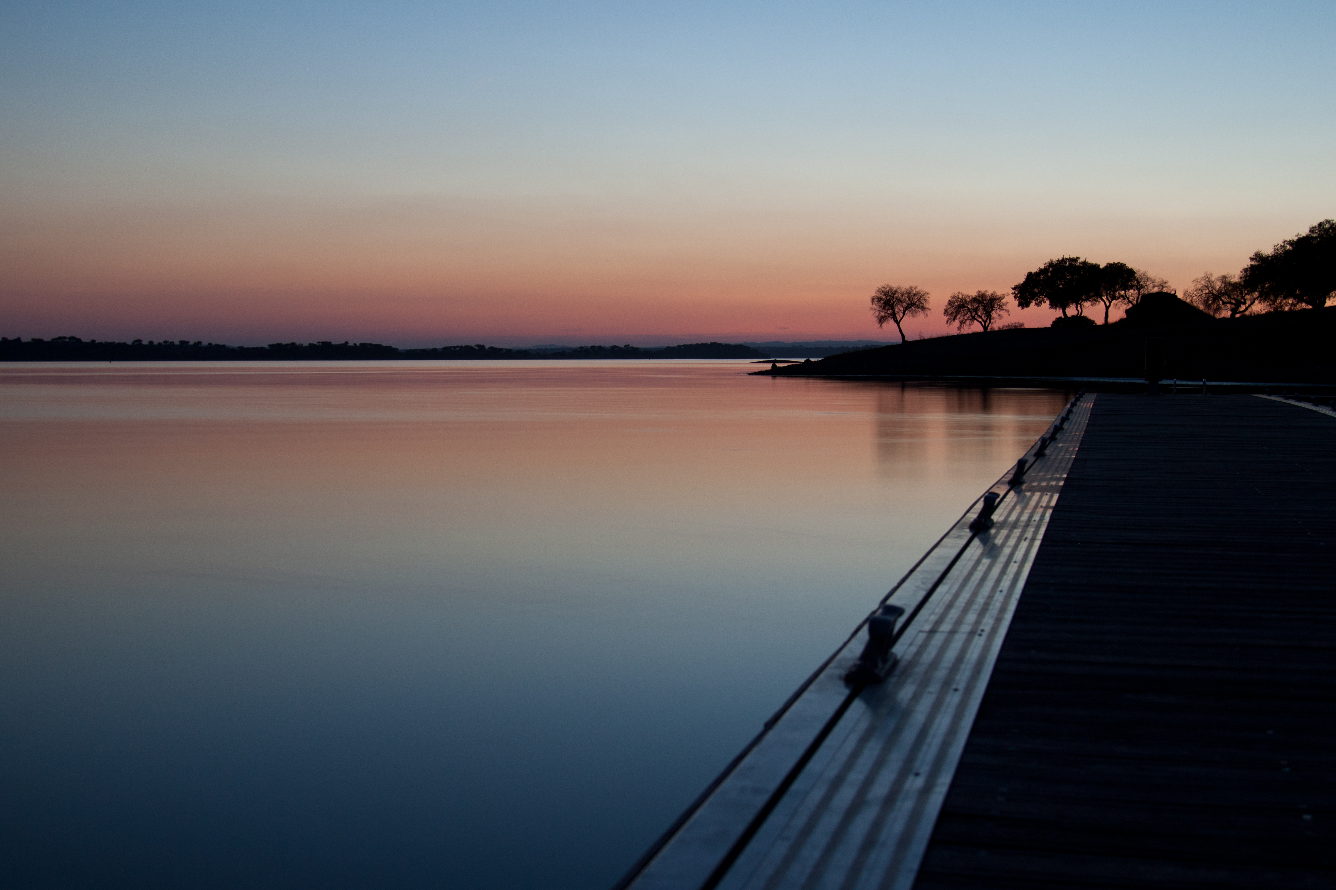 Barragem e reservatório de Alqueva no sul de Portugal, o maior reservatório da Europa em área de superfície
