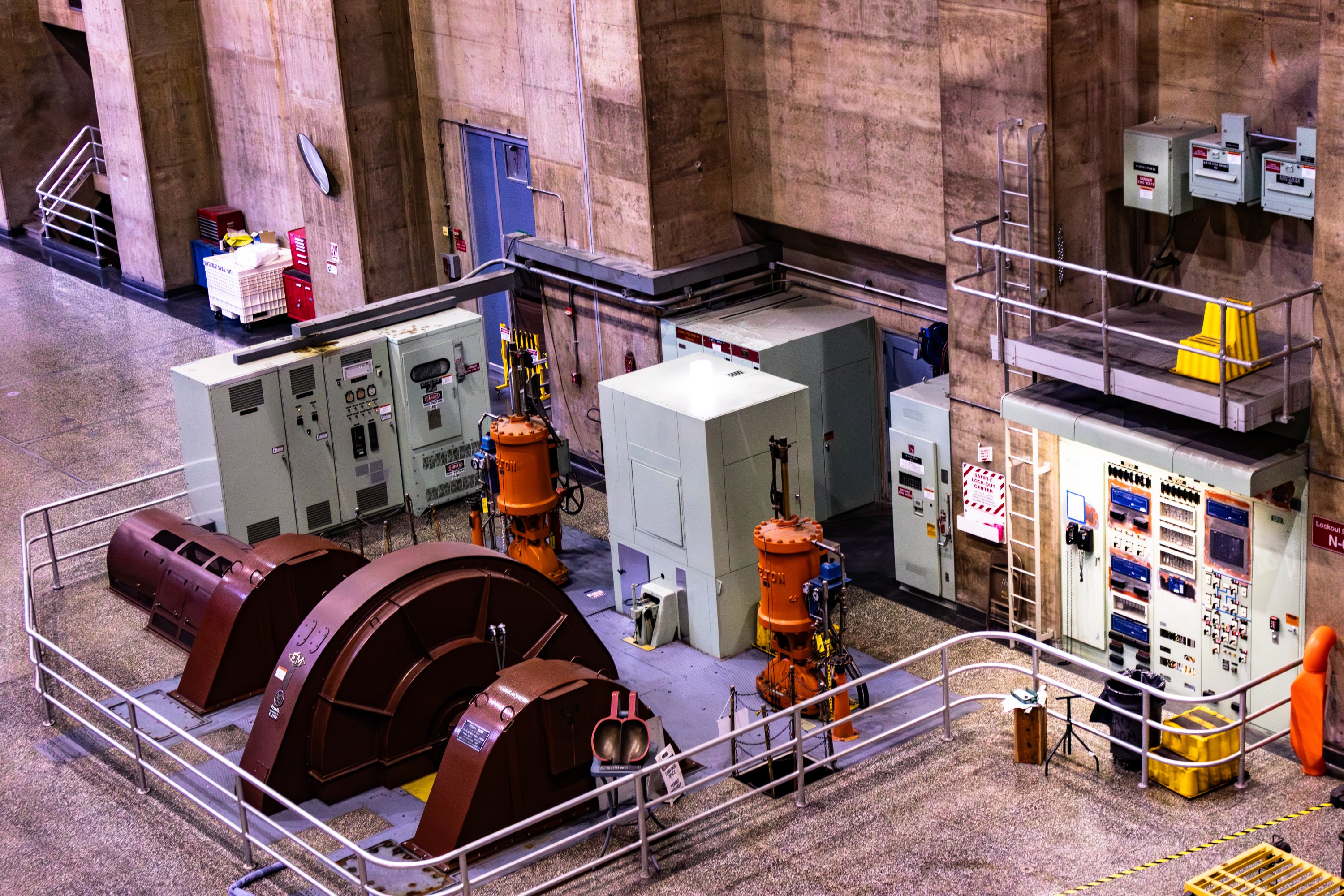 Salle de contrôle des générateurs à l'intérieur de la centrale du barrage Hoover