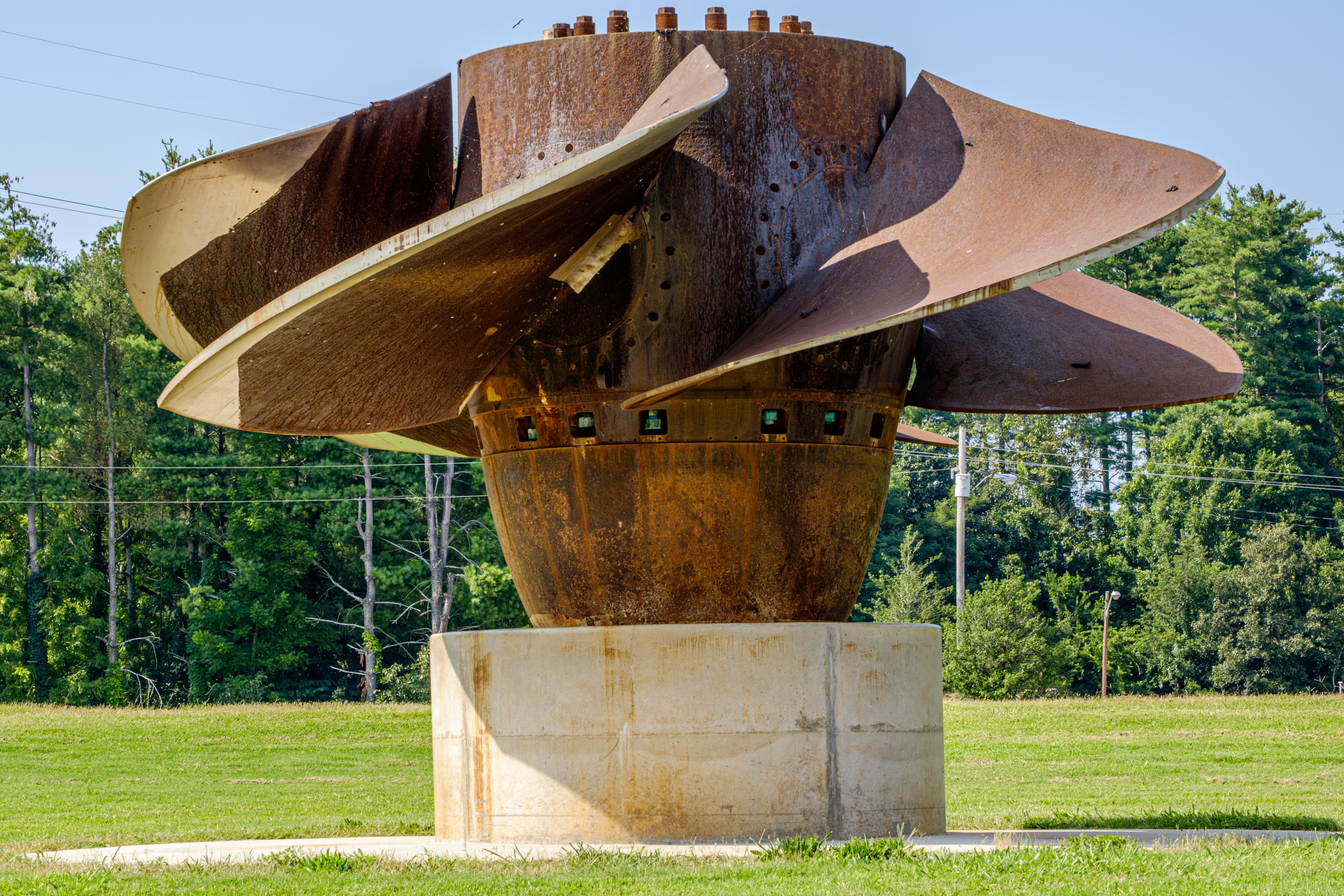Hélice de turbine hydroélectrique déclassée montrant la géométrie des pales, exposée à Lenoir City, Tennessee