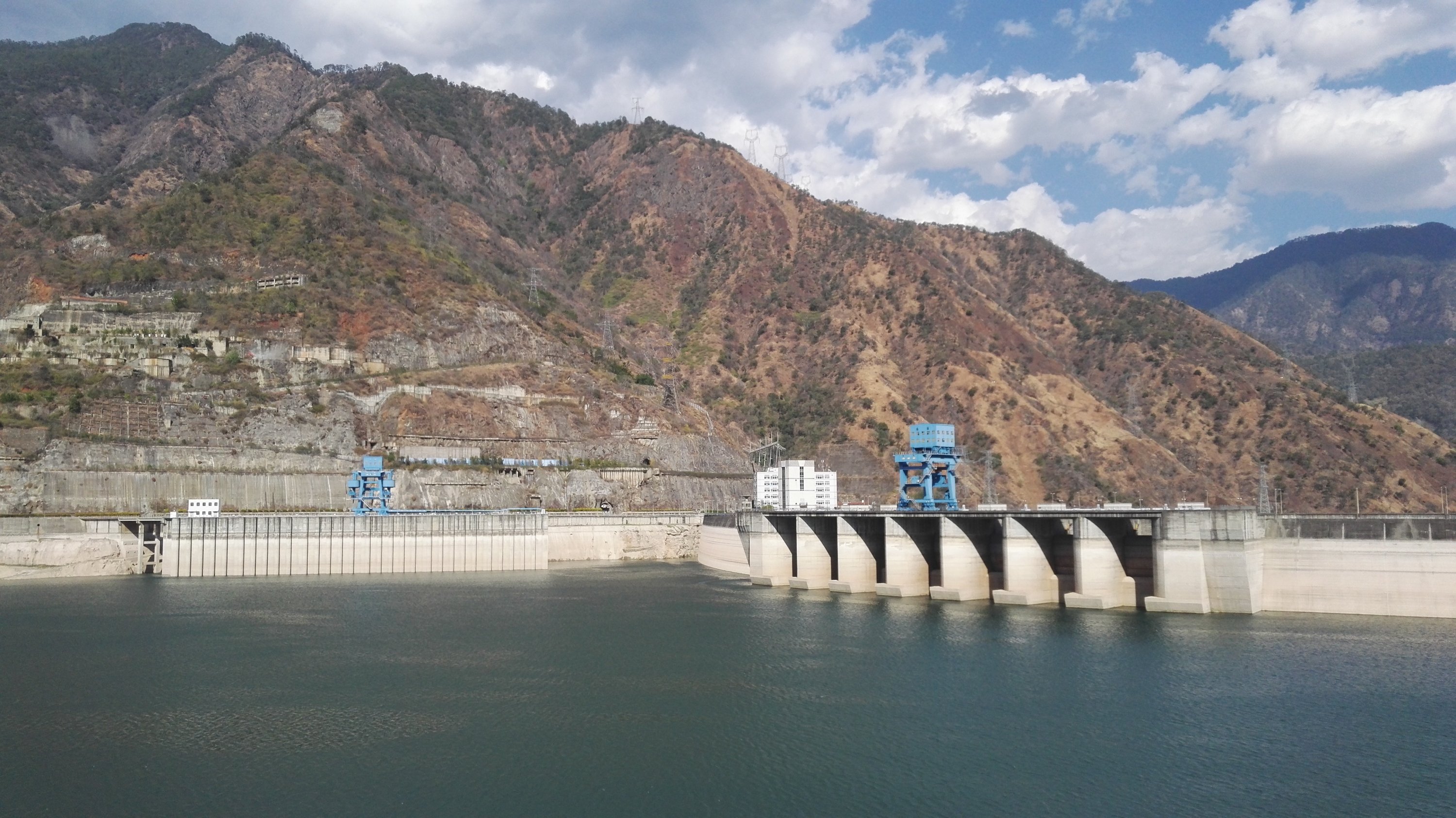 中国四川省雅龙河的二滩拱坝和发电厂进水口