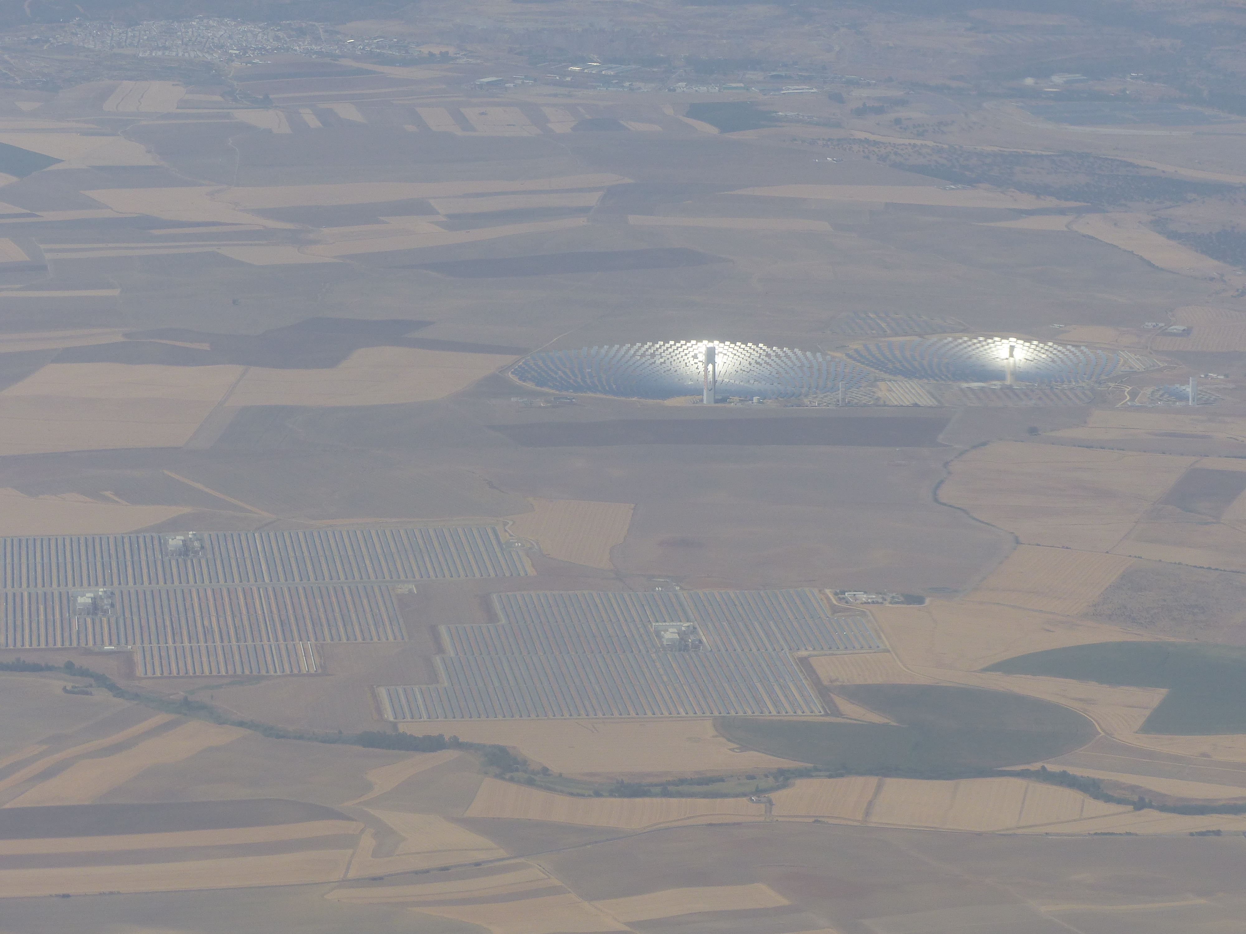 Plataforma solar Solúcar cerca de Sevilla, Andalucía, un complejo insignia de energía fotovoltaica y termosolar en España