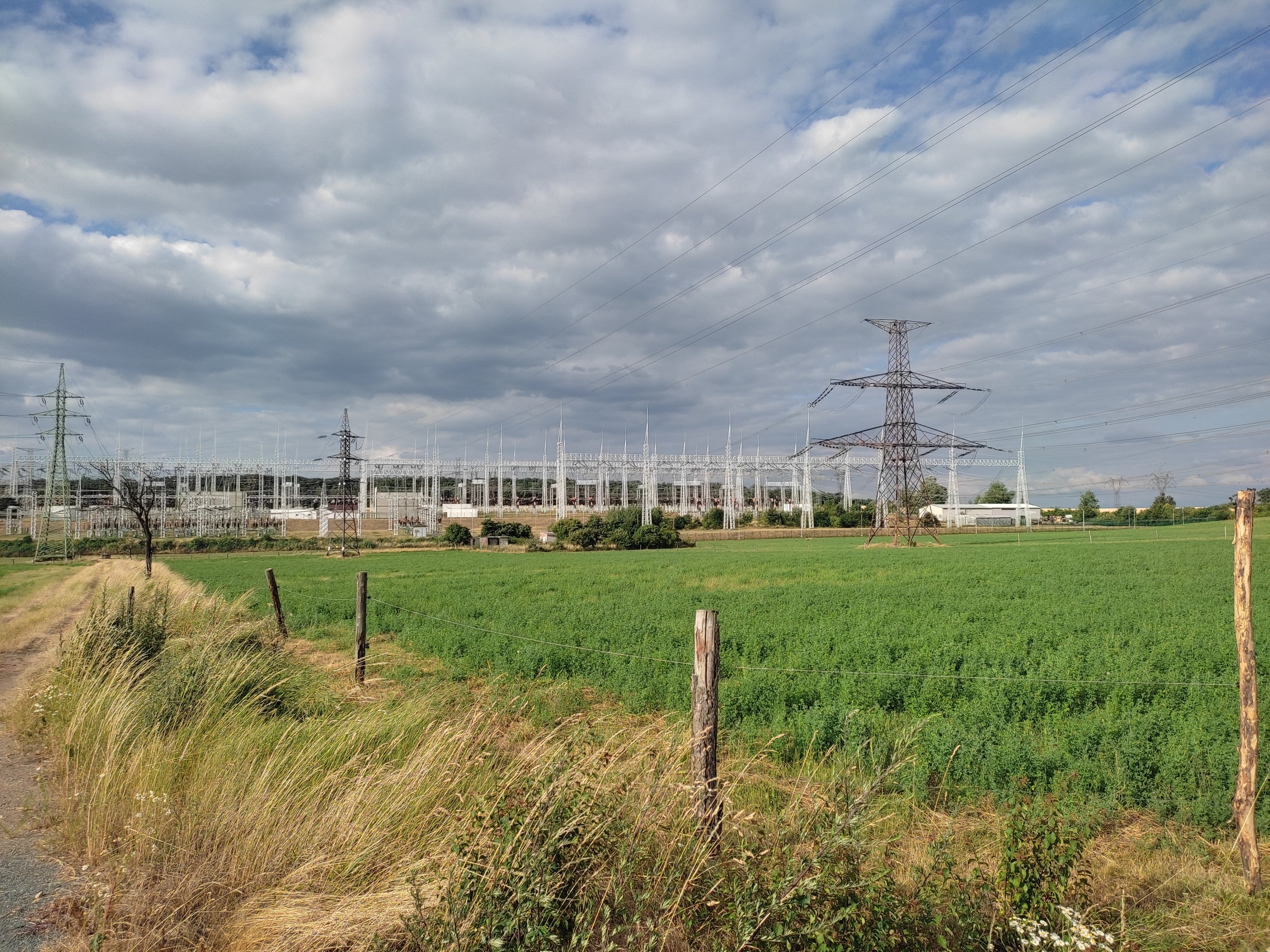 Přenosová stanice ČEPS Slavětice 400 kV v jižní Moravě, jedno z centrálních uzlů české elektrické sítě