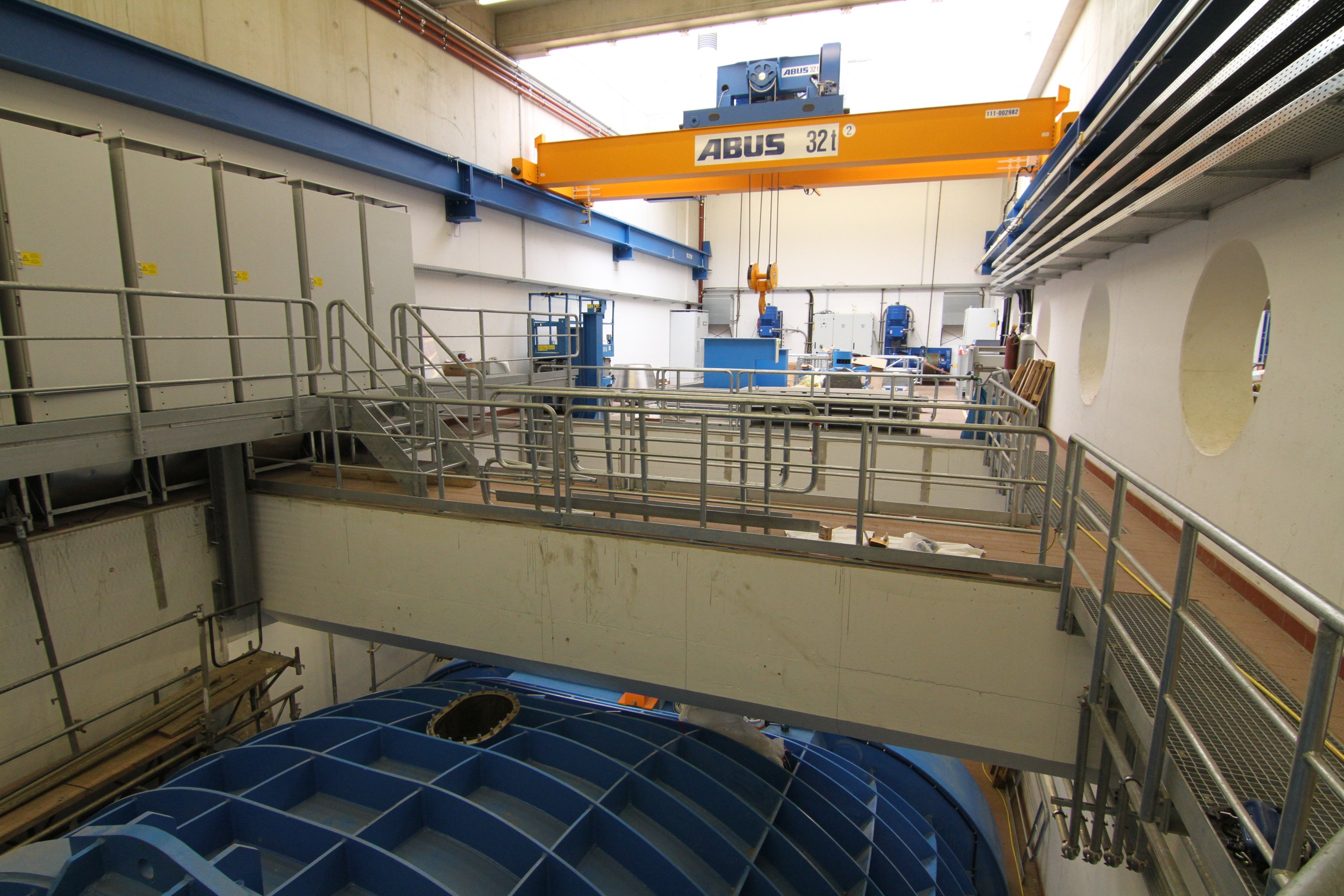 Salle des turbines et générateurs à l'intérieur de la centrale hydroélectrique de Weserkraftwerk, à Brême