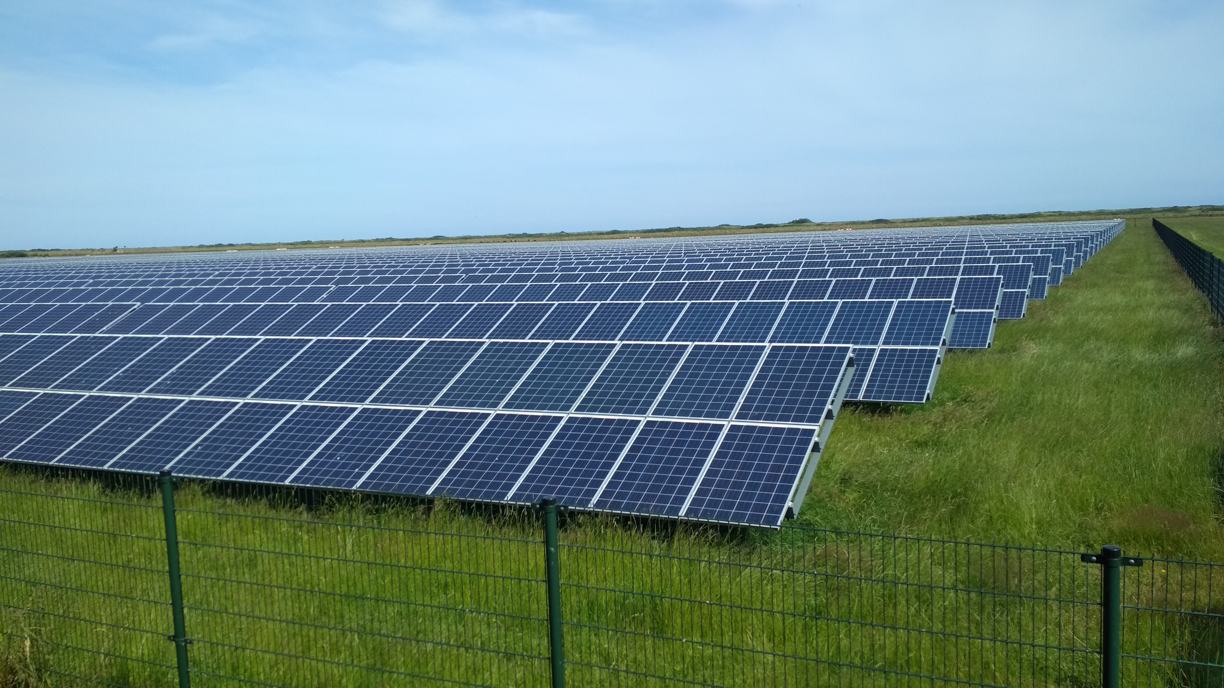 Grondgebonden zonne-energiecentrale op het Friese eiland Ameland