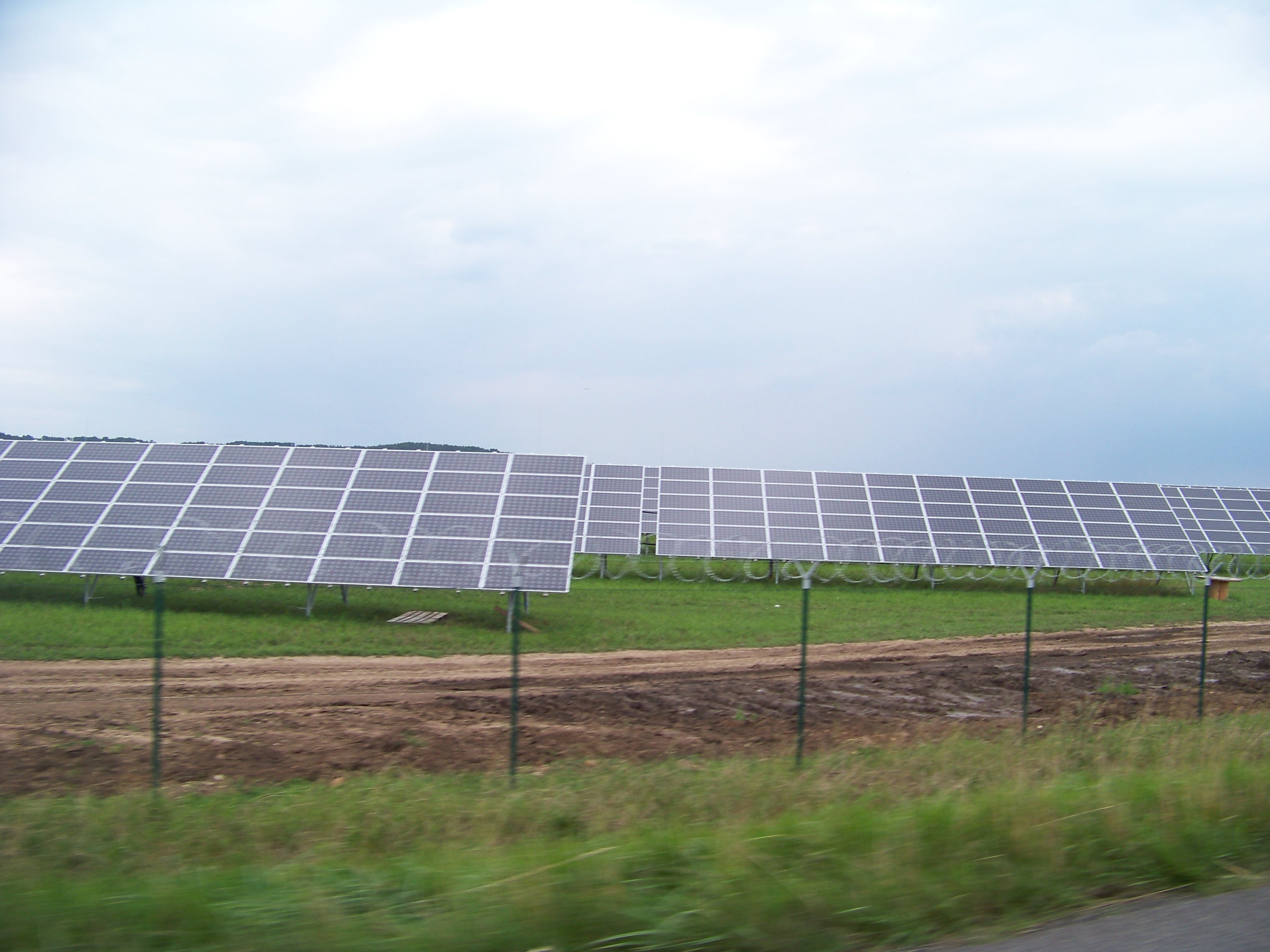 Fotovoltaická elektrárna Vepřek o výkonu 35 MW v okrese Mělník, střední Čechy, druhá největší PV elektrárna v České republice.