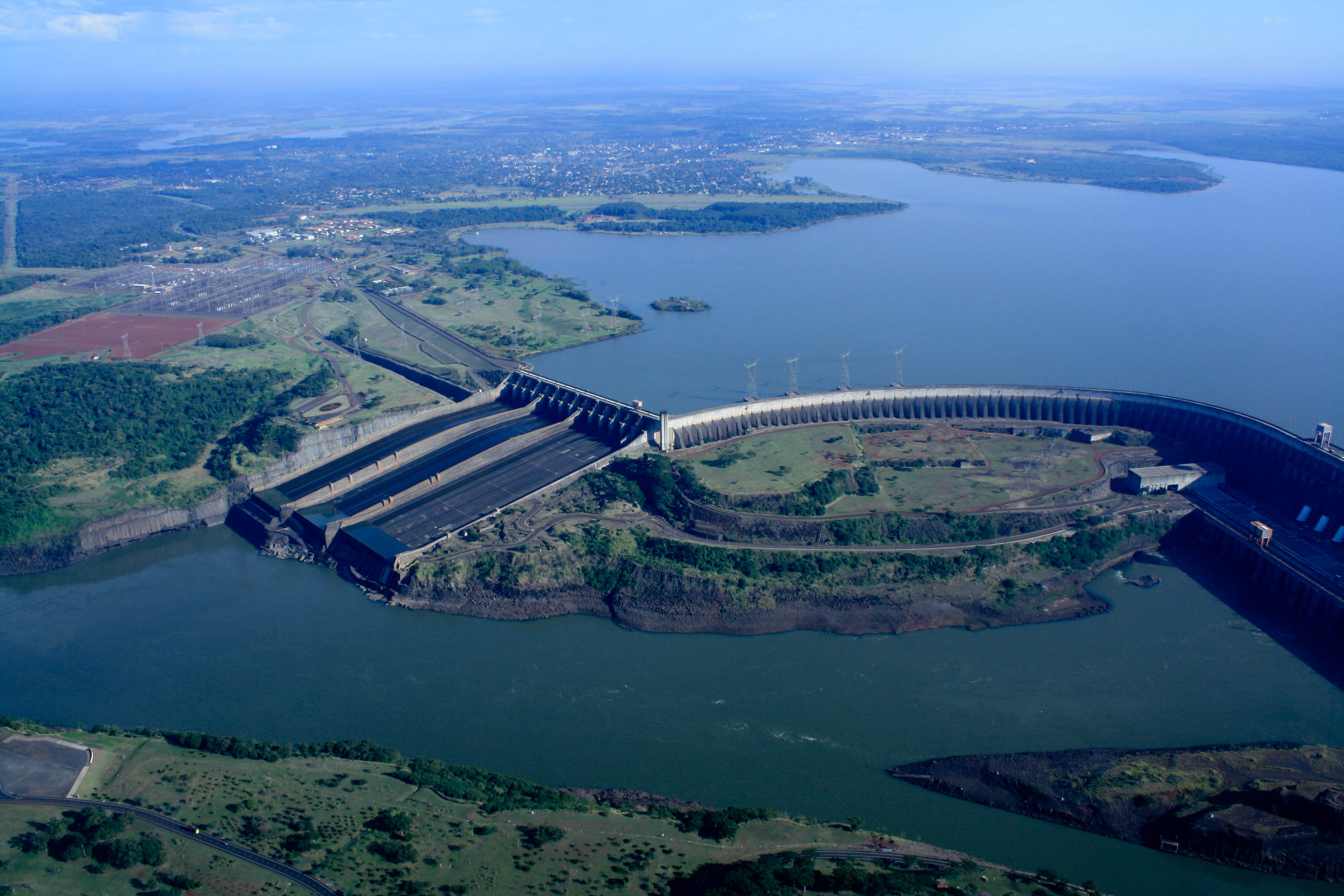 Vue aérienne du barrage d'Itaipu montrant les déversoirs, le réservoir et la centrale sur le fleuve Paraná, à la frontière entre le Brésil et le Paraguay