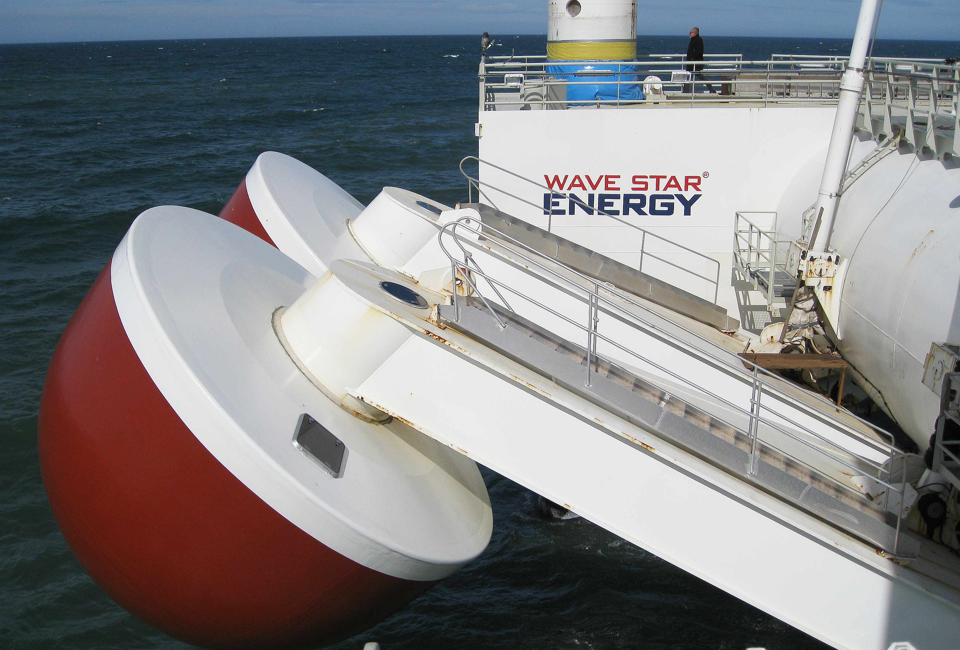 Wave Star-maskine - to energihøstende flydere konfigureret til at opsamle bølgeenergi ved Hanstholm teststed, Danmark