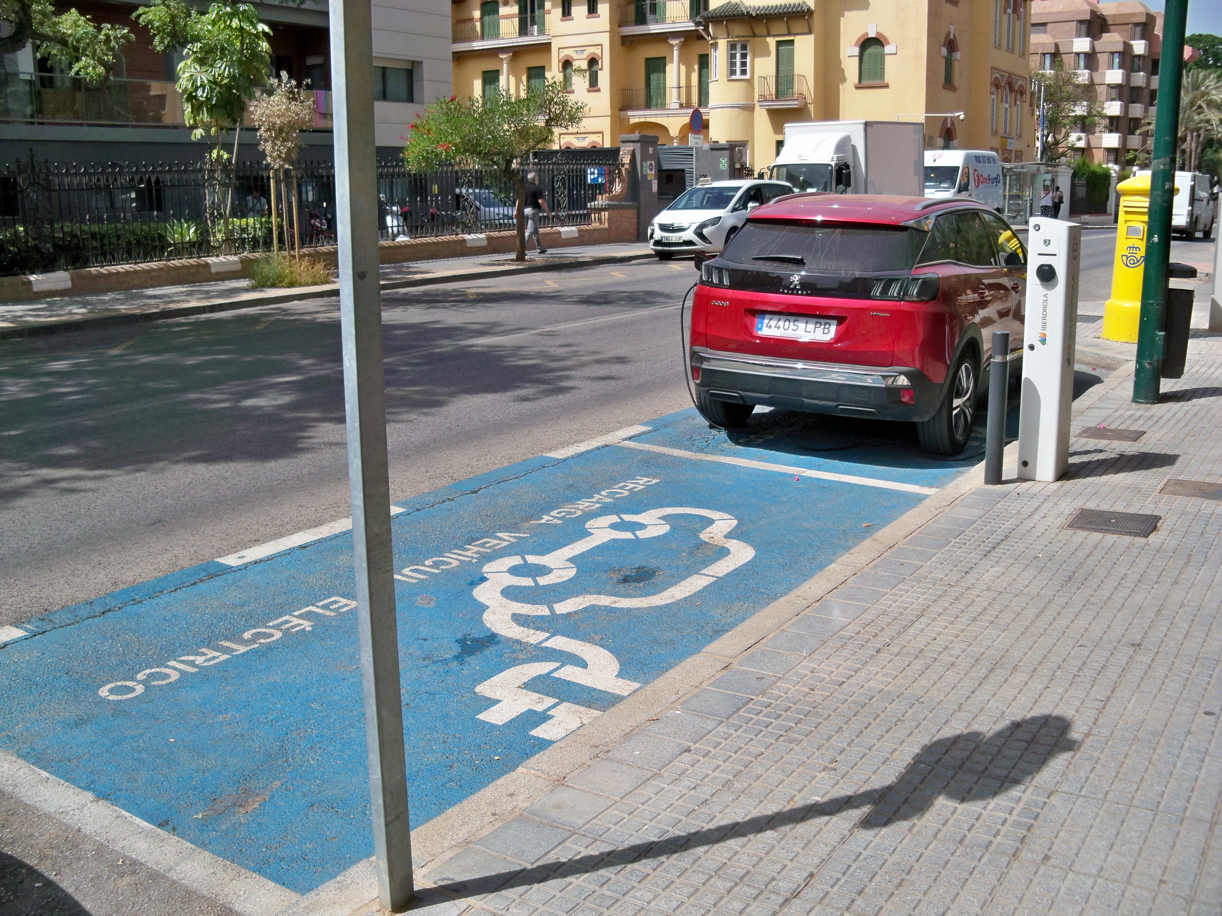 Estación de carga AC de Iberdrola en la Avenida Pintor Joaquín Sorolla en Málaga, representativa del despliegue de carga pública en España