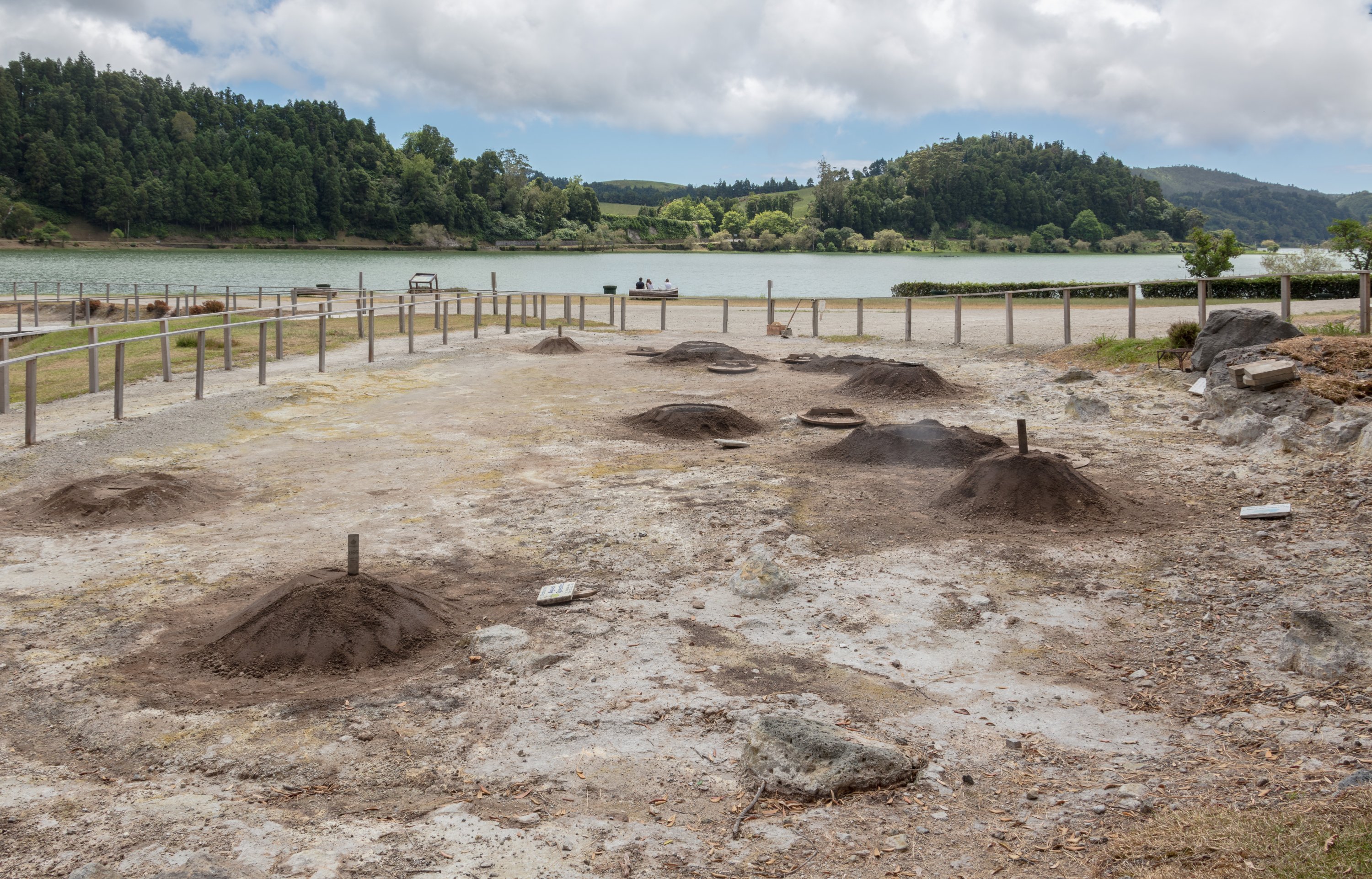Fumarolas geotérmicas a vapor no vale das Furnas, Ilha de São Miguel, Açores - o coração geotérmico de Portugal