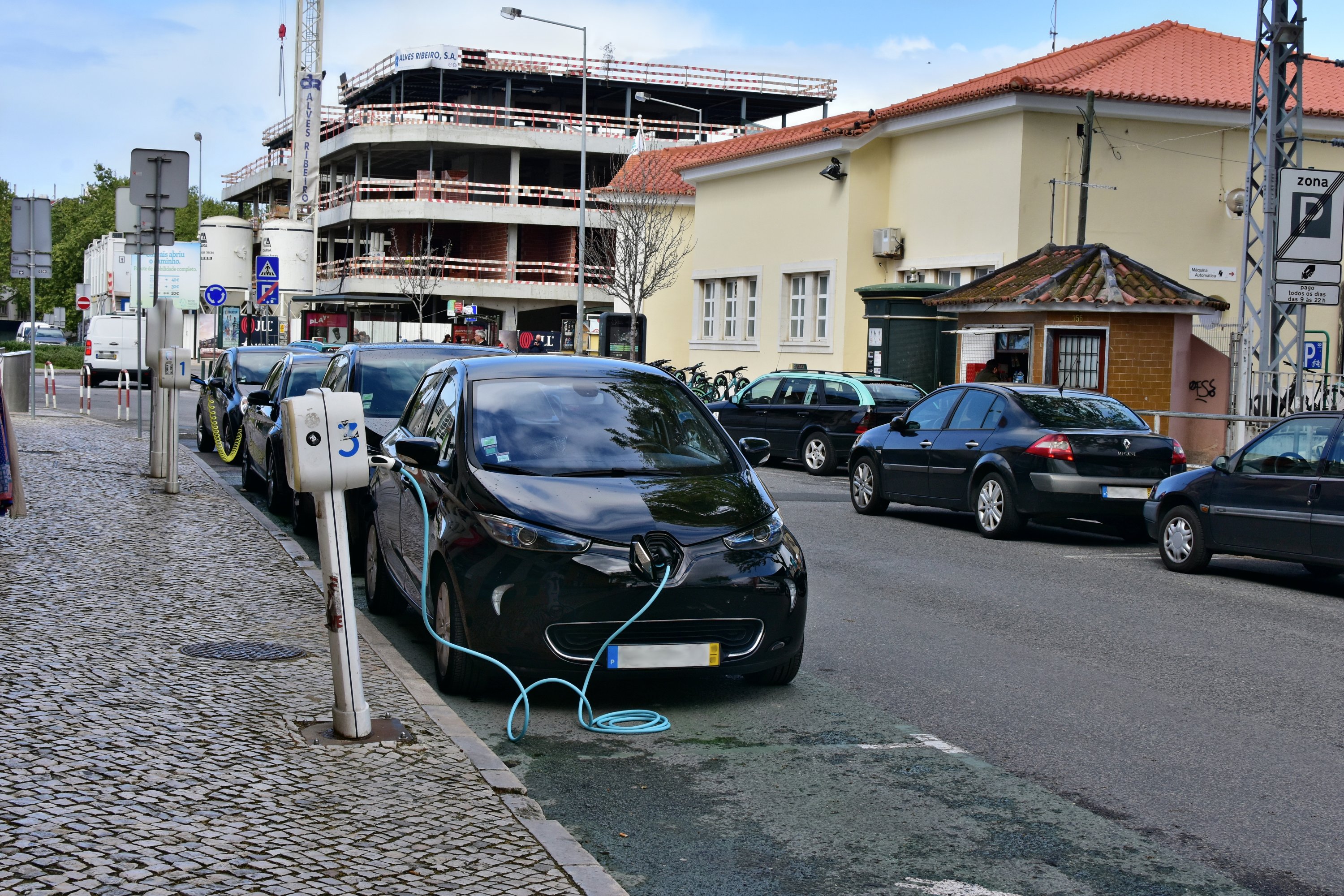Pontos de carregamento de parede AC Tipo 2 montados na rua em Cascais, parte do projeto de carregamento público MOBI.E de Portugal