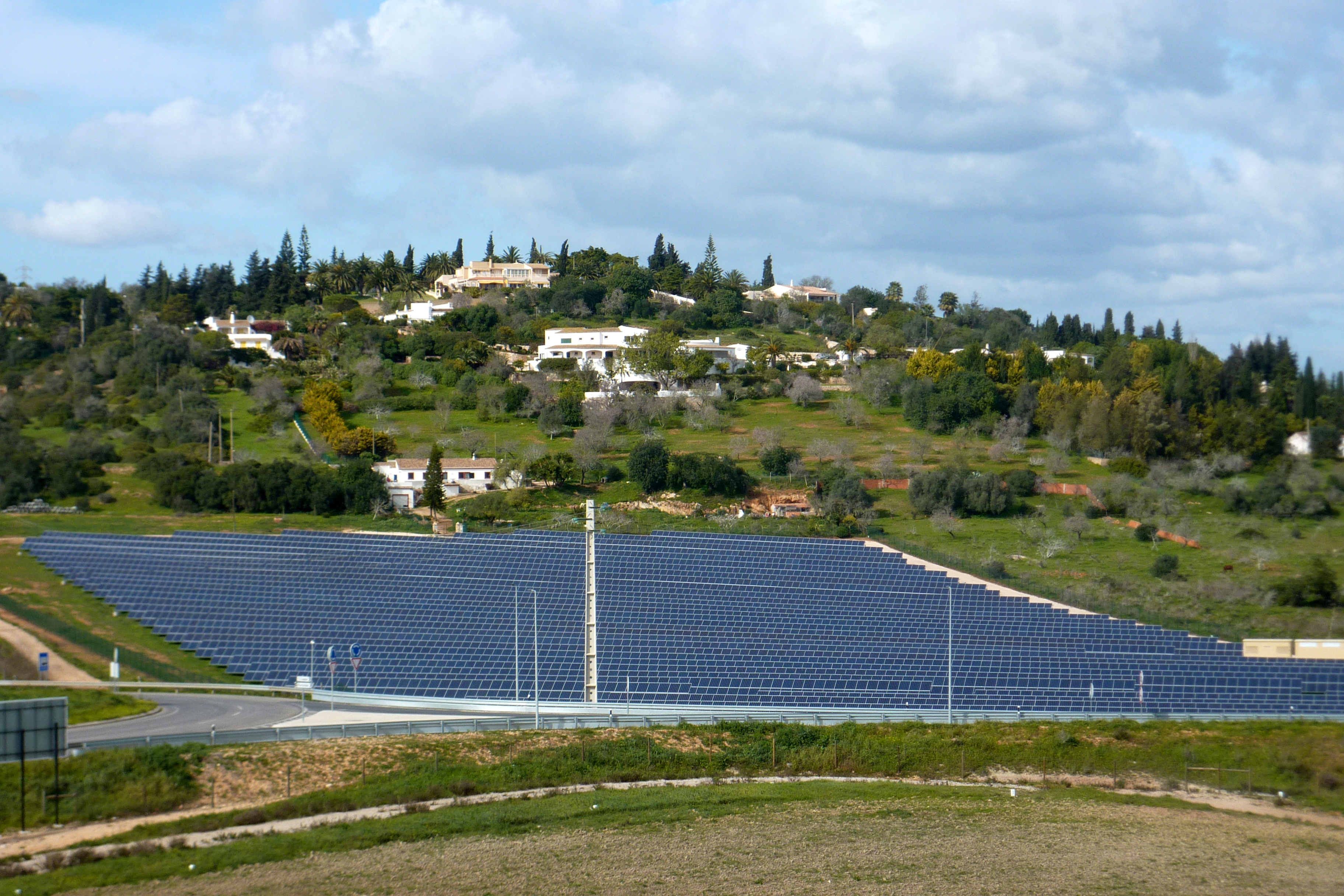Central solar fotovoltaica de grande escala montada no solo em Lagos, Algarve, sul de Portugal