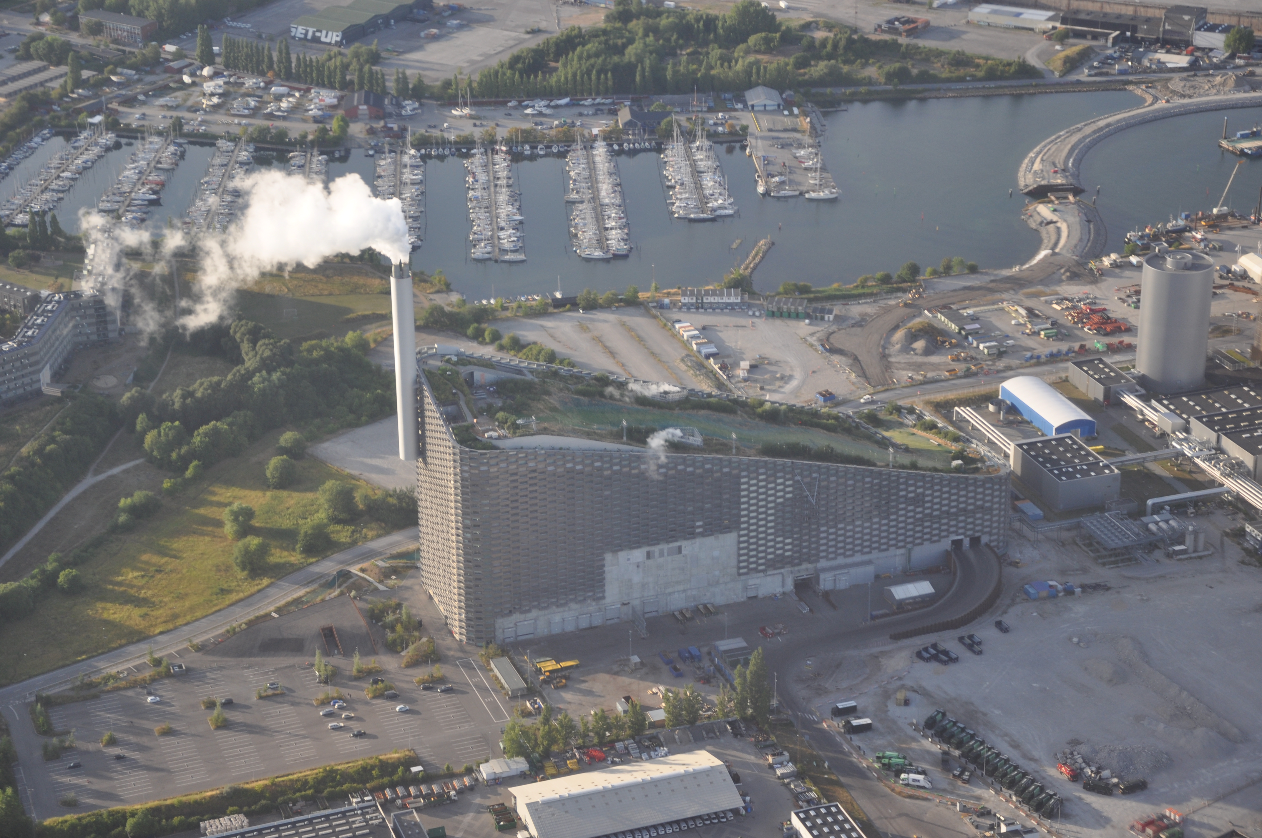 Luftfoto af Amager Bakke (CopenHill) affald-til-energi-anlægget i København
