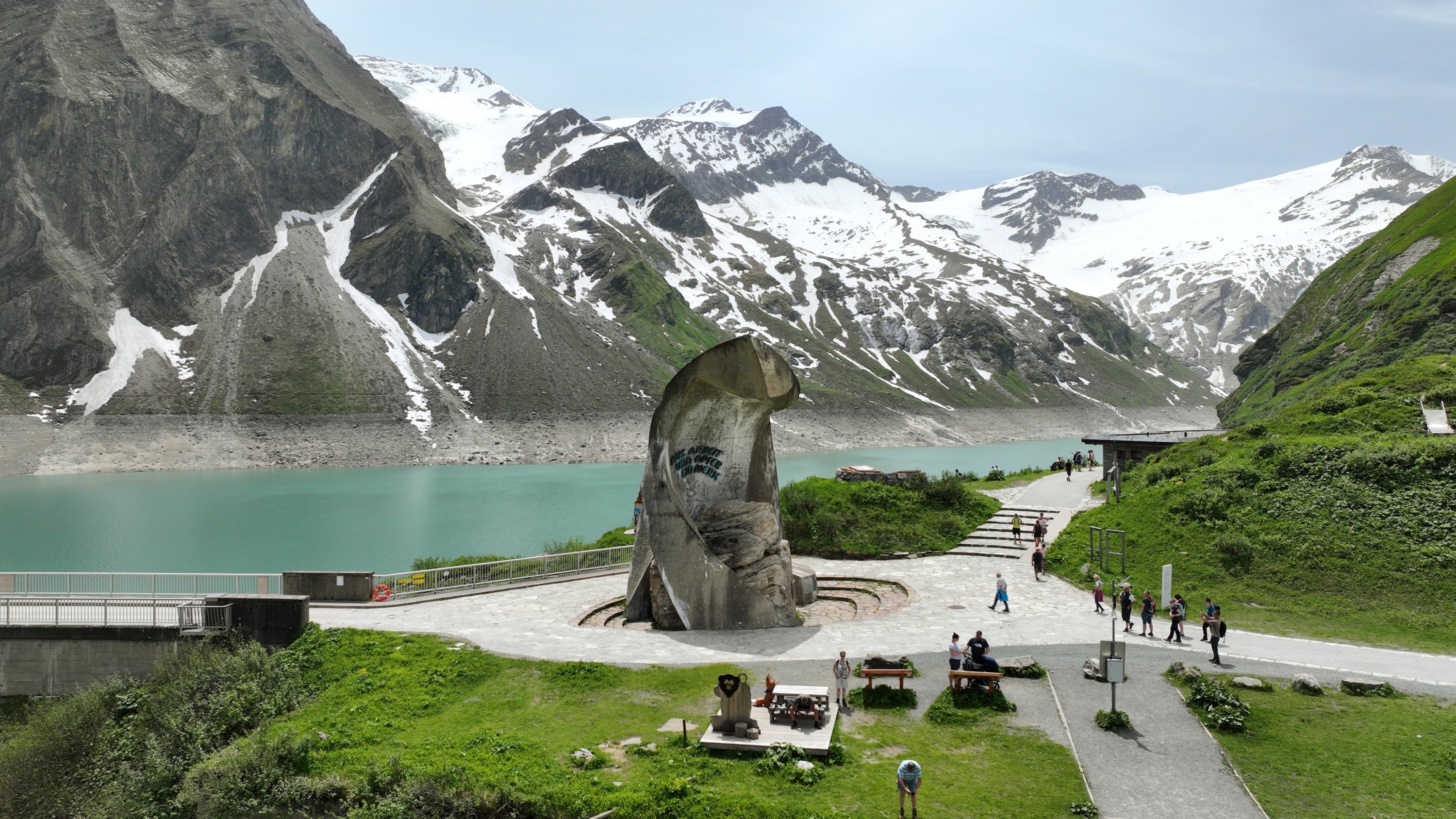 Stausee Mooserboden mit Staumauer und Denkmal bei Kaprun in den Hohen Tauern, Österreich