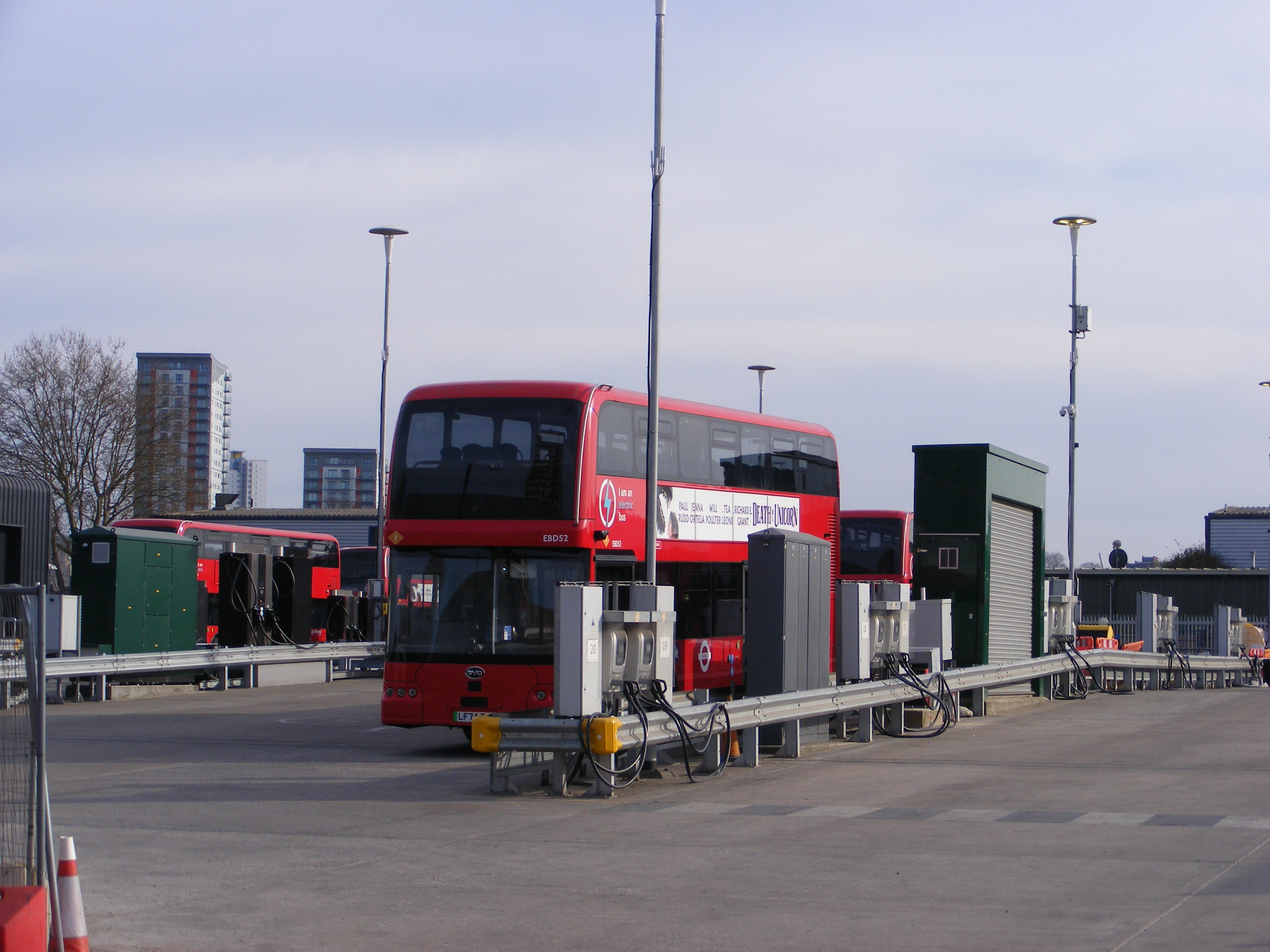 Elektrobusse an einem Ladedepot in Silvertown, London