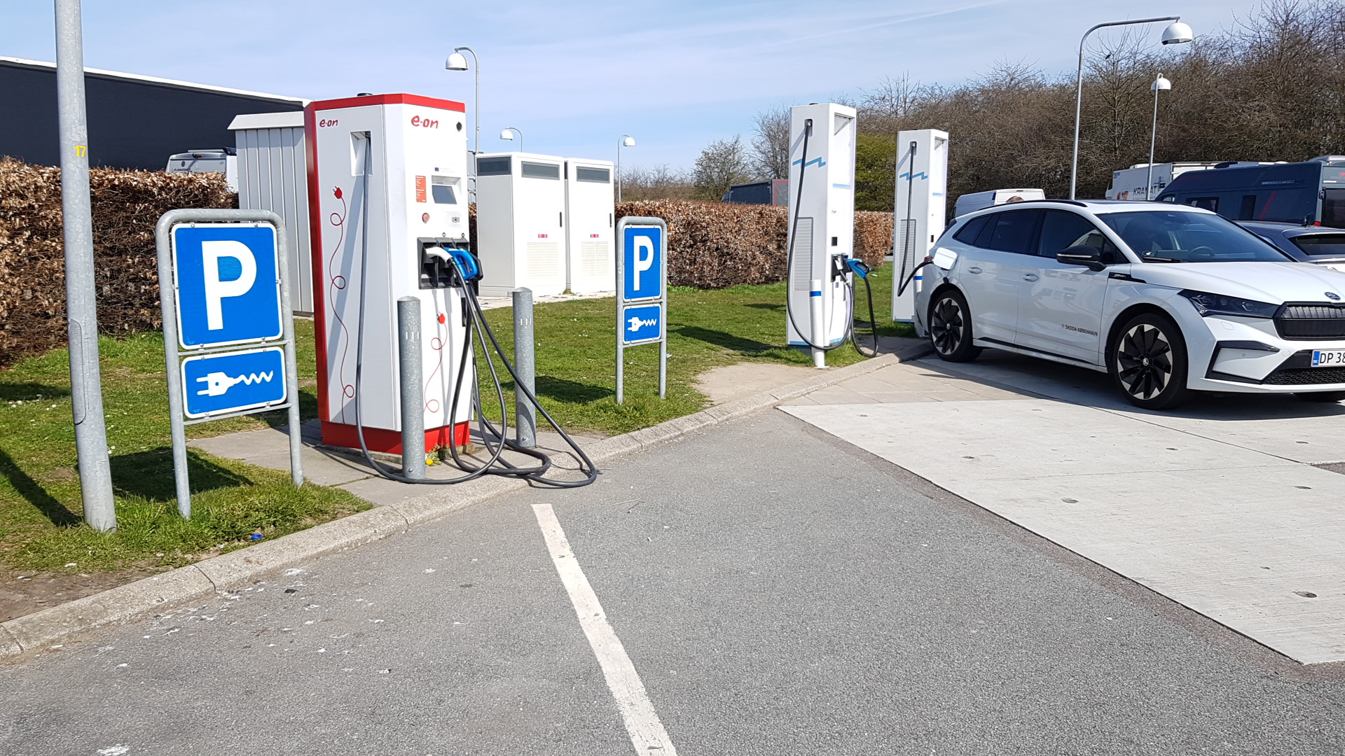 Reihe von Schnellladestationen an einer Autobahnraststätte