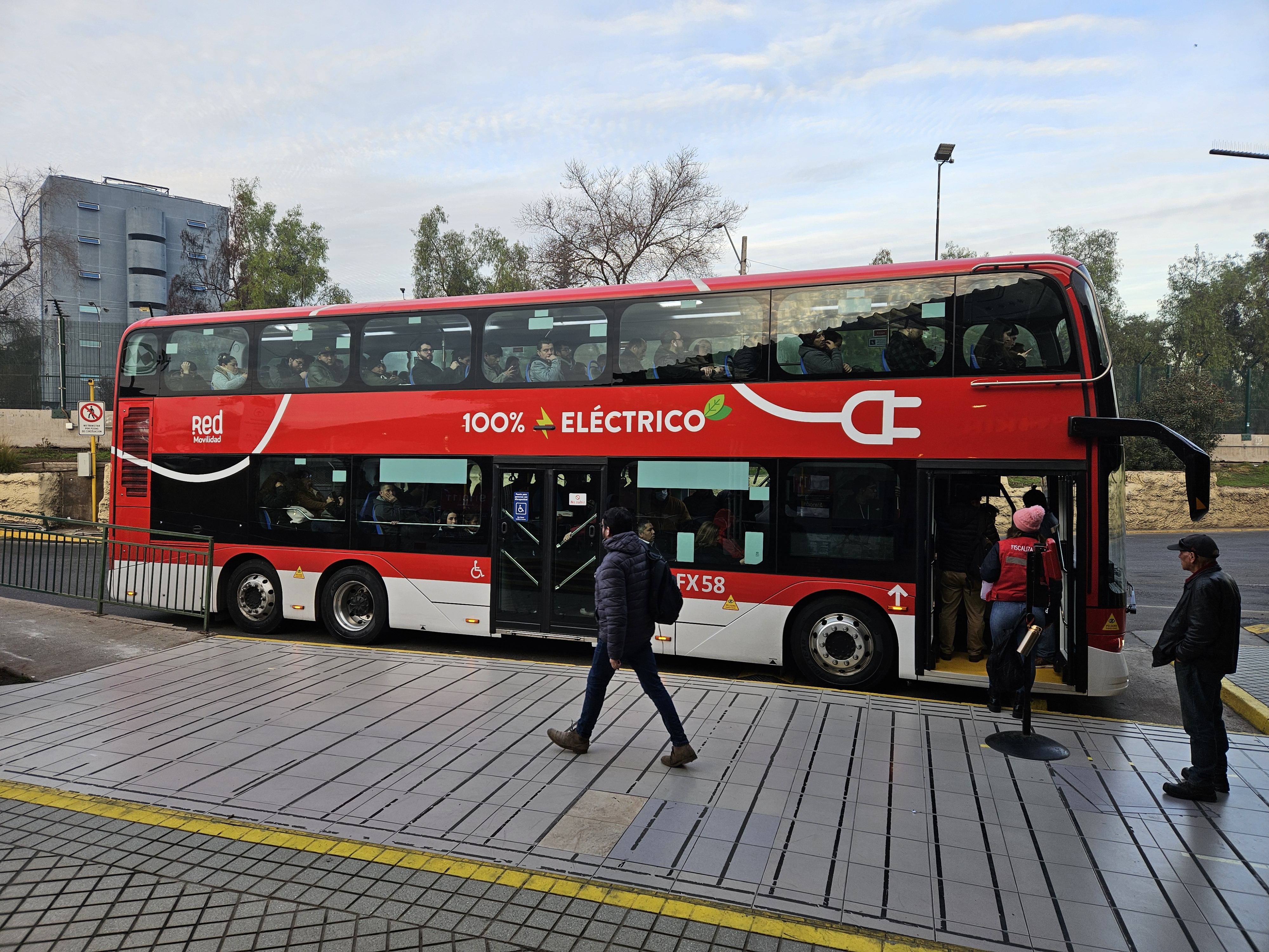 Autocarro elétrico na rota 555 em Santiago, Chile
