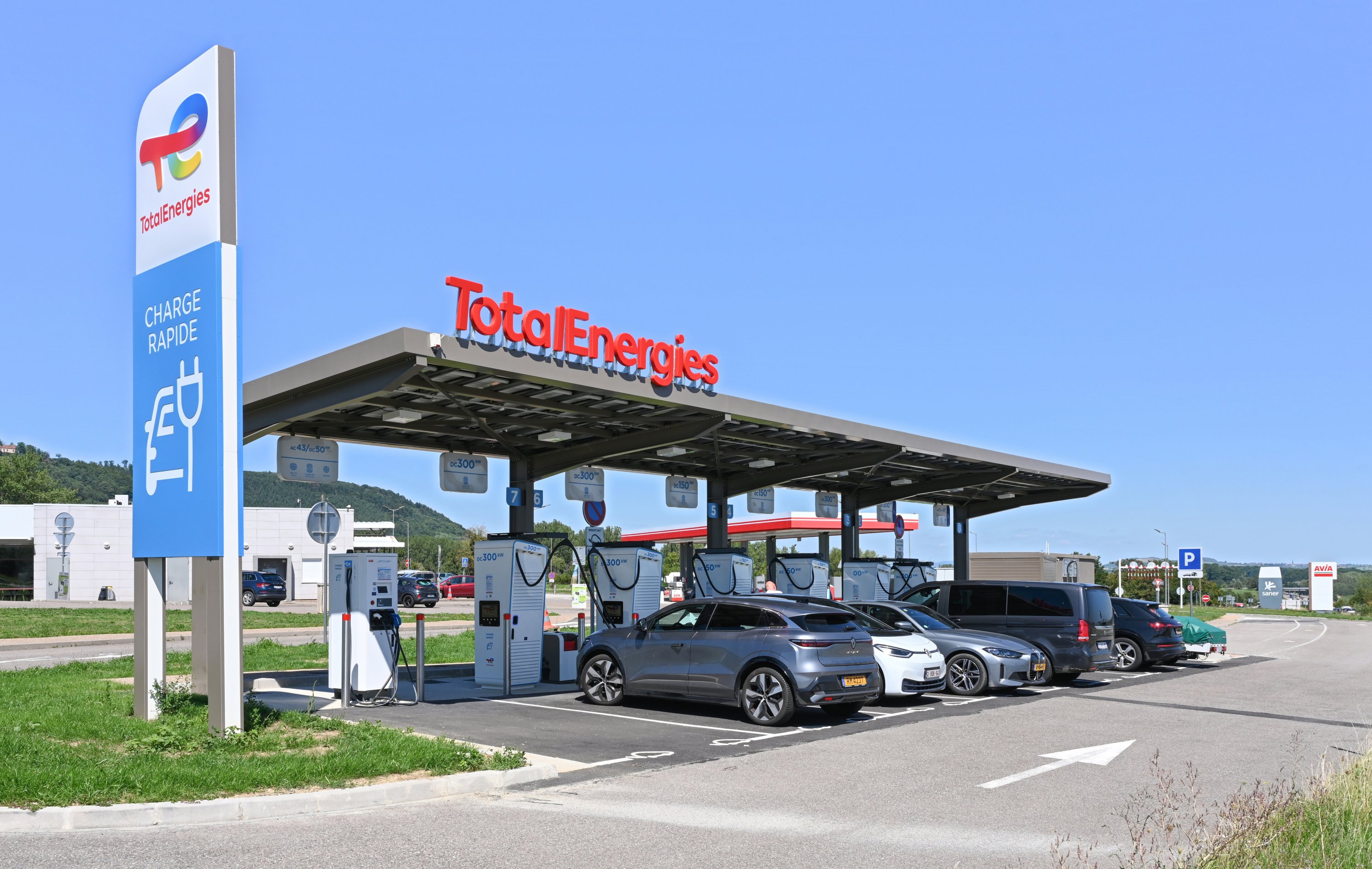 Station de recharge pour véhicules électriques sur l'aire de Saverne-Eckartswiller, autoroute A4, Alsace