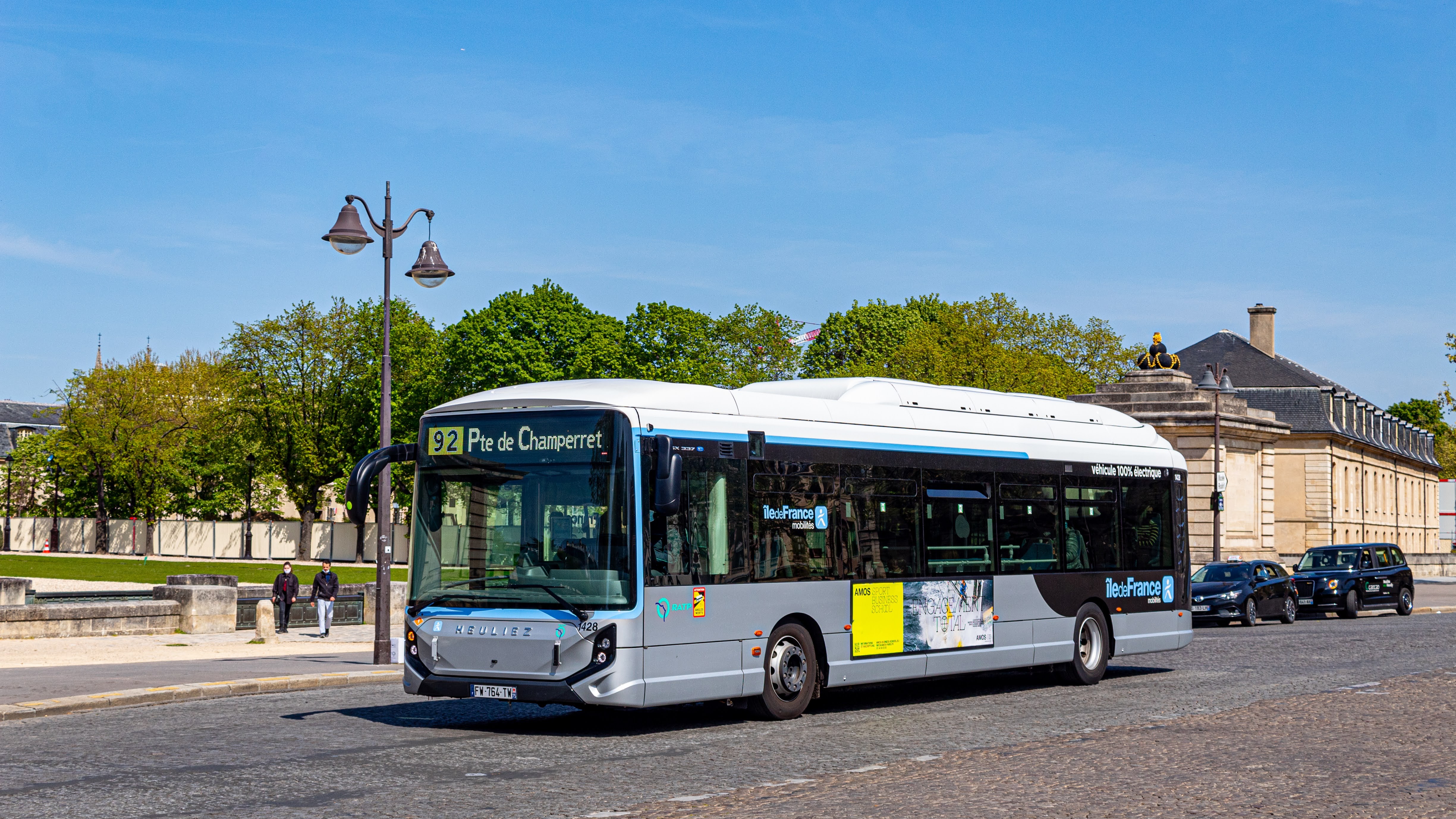 Bus électrique Heuliez GX 337 ELEC aux couleurs RATP Île-de-France Mobilités circulant dans une rue de Paris