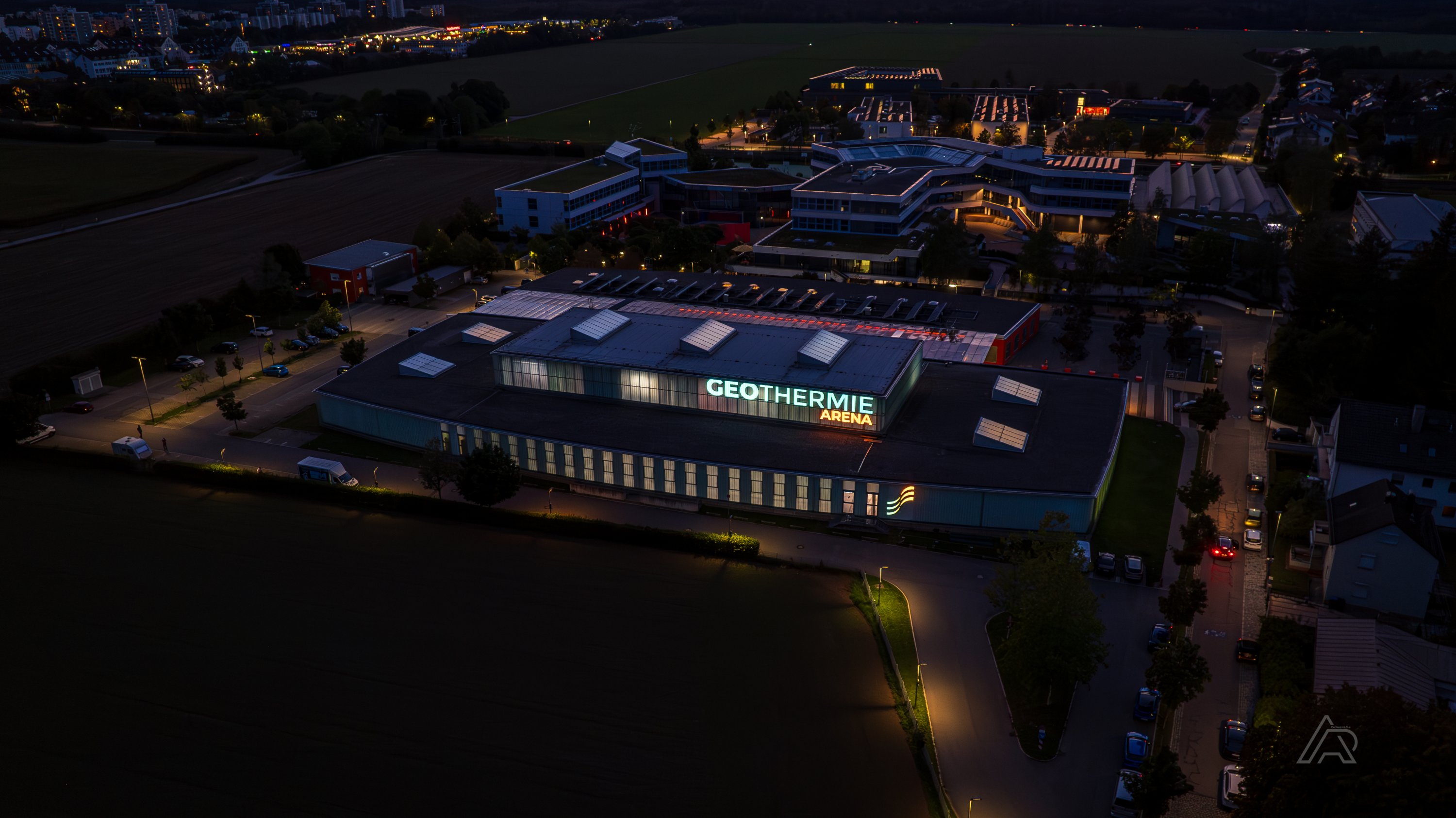 Geothermie Arena Unterhaching bei München, beleuchtet bei Nacht