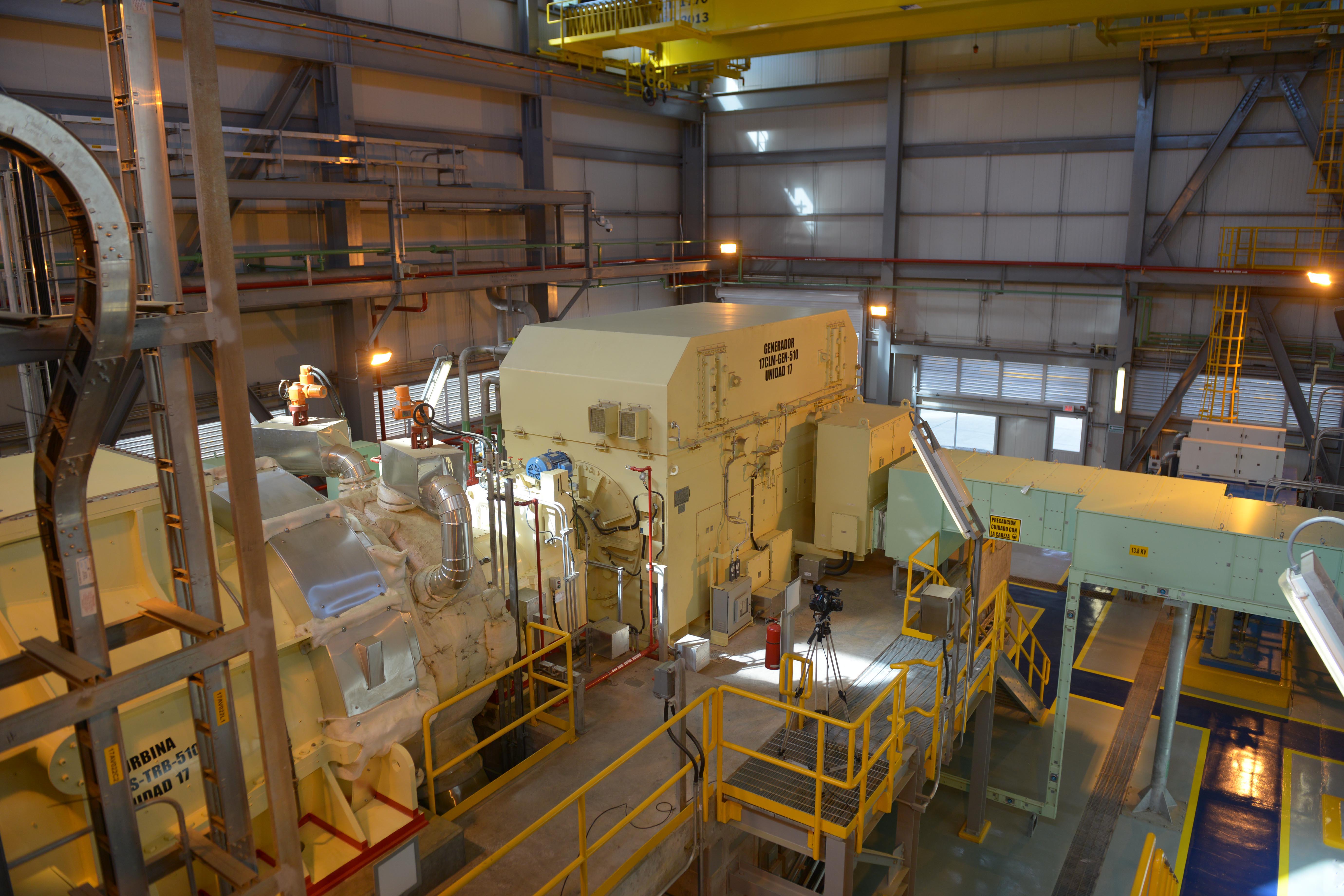 Central geotermoeléctrica Azufres III en Michoacán, México, con vapor elevándose entre la vegetación