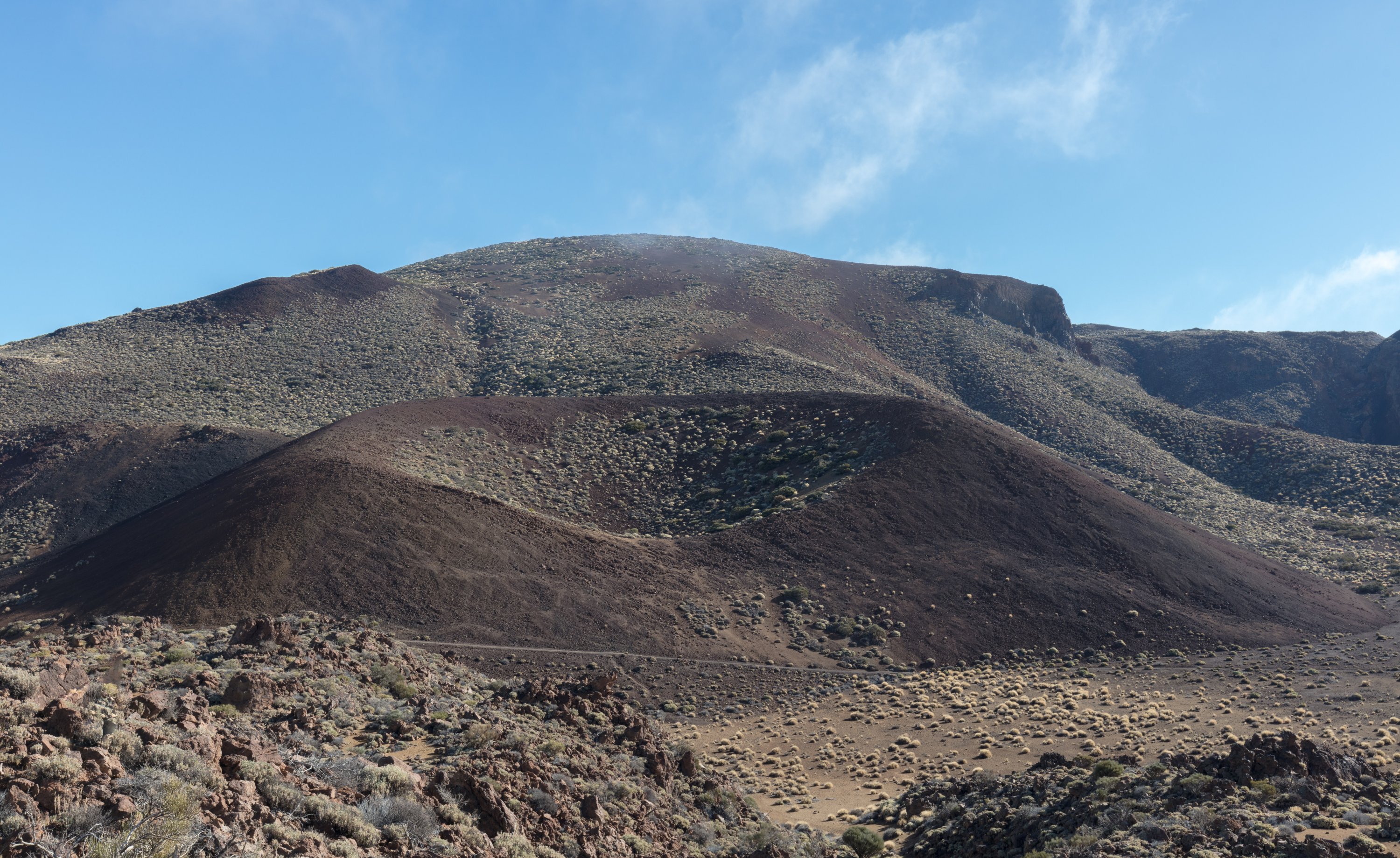 Cráter volcánico en el Parque Nacional del Teide, Tenerife, con paisaje árido y formaciones de lava
